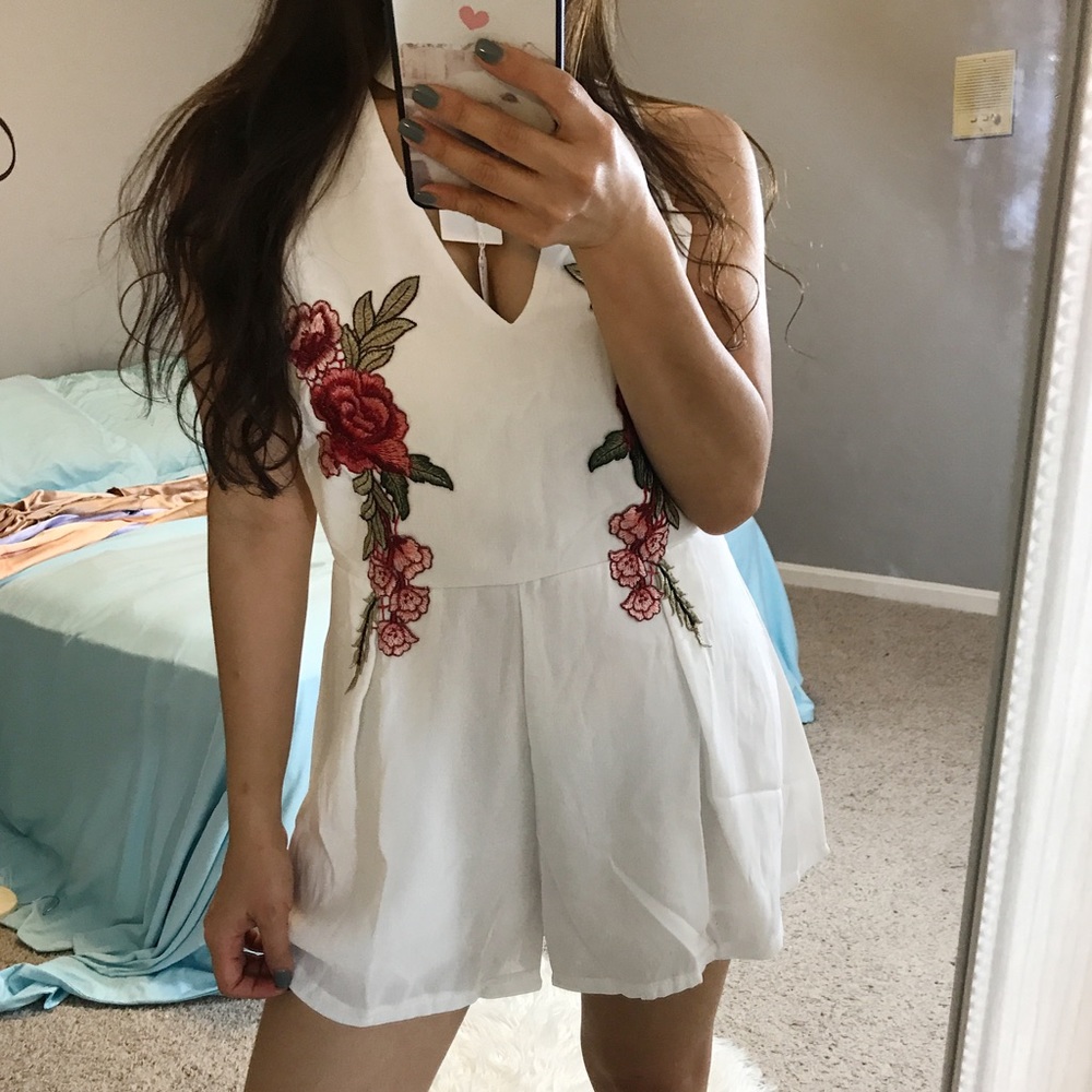 Elegant V-neck Embroidered flowers romper.