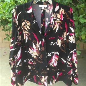 Lovely floral blazer w/slit in back Lovely floral blazer w/slit in back