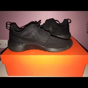 All Black Nike Roshe!!!!