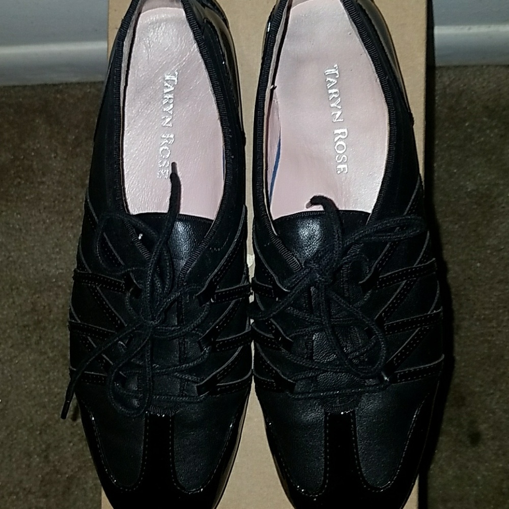 Ladies Taryn Rose ⚘black flats