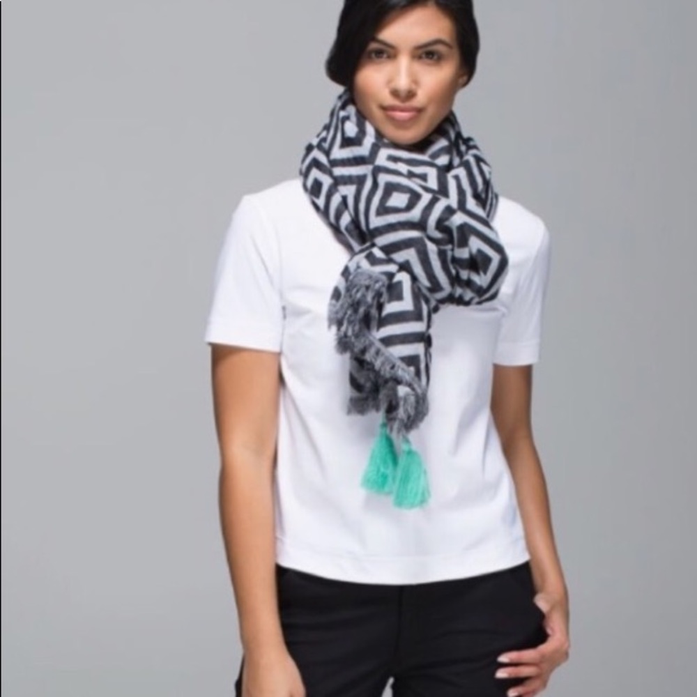Lululemon Find your Om Blanket Scarf