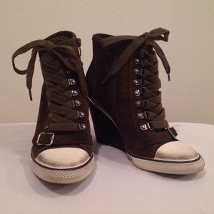 Gianni Bini Wedge Olive Tennis Style 8M Shoe