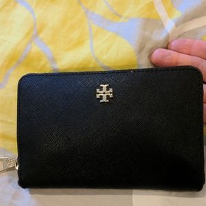 Tory burch Robinson zip up smartphone wallet