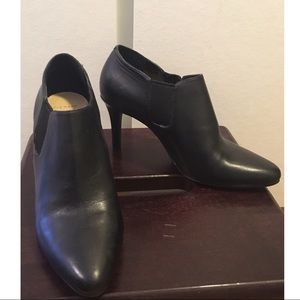 Cole Haan Black Leather Ankle Bootie heels Sz. 7
