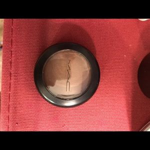 Mac cosmetics cream color based in shade "root" Mac cosmetics cream color based in shade "root"
