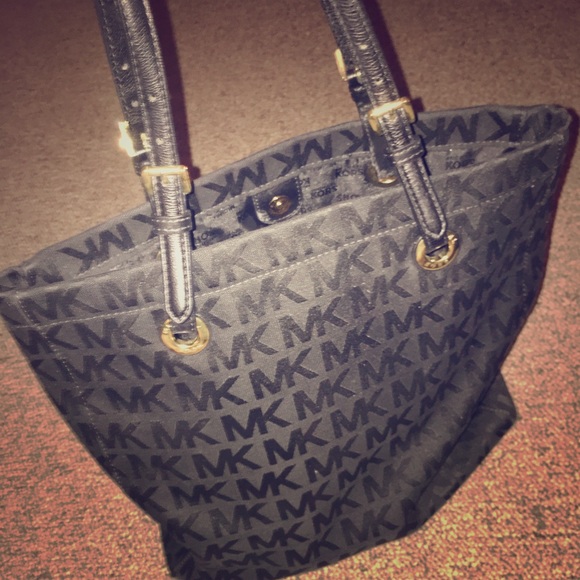 MK Signature Jet Set Grab All - Picture 1 of 4