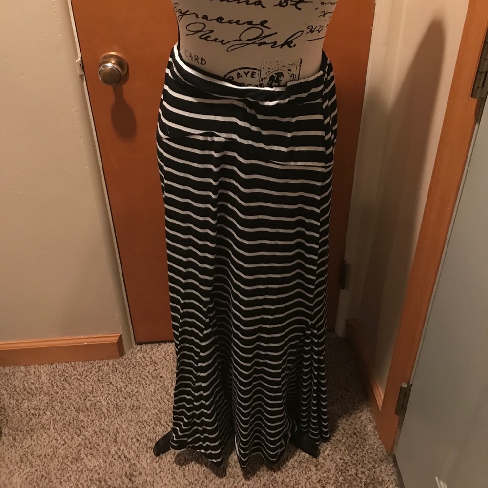 Poof black & white striped Maxi skirt size M