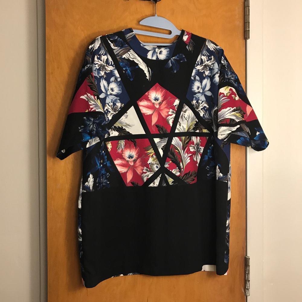 ⛔️ SOLD ⛔️ Floral Geometric Top - Picture 4 of 7