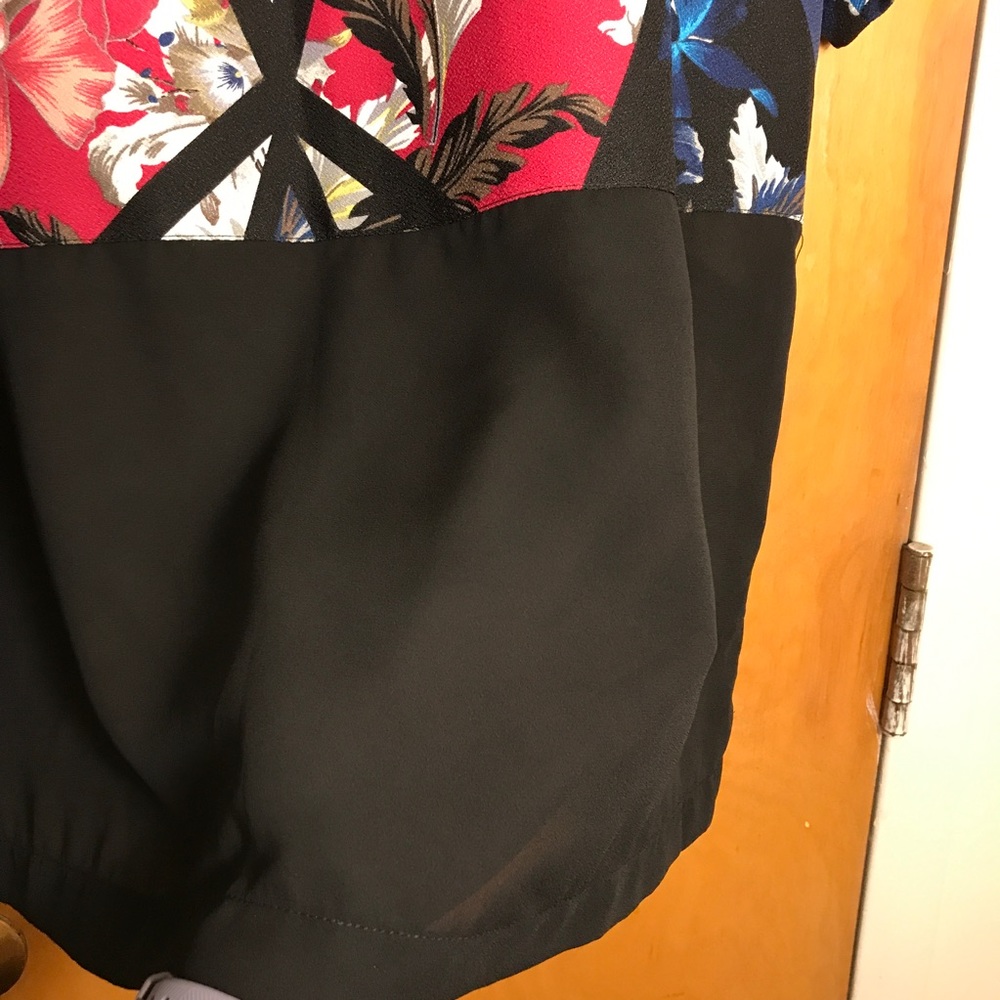 ⛔️ SOLD ⛔️ Floral Geometric Top - Picture 7 of 7