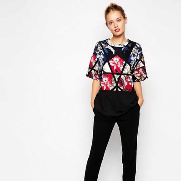 ⛔️ SOLD ⛔️ Floral Geometric Top - Picture 2 of 7