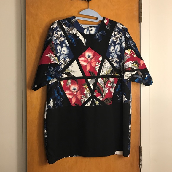 ⛔️ SOLD ⛔️ Floral Geometric Top - Picture 4 of 7