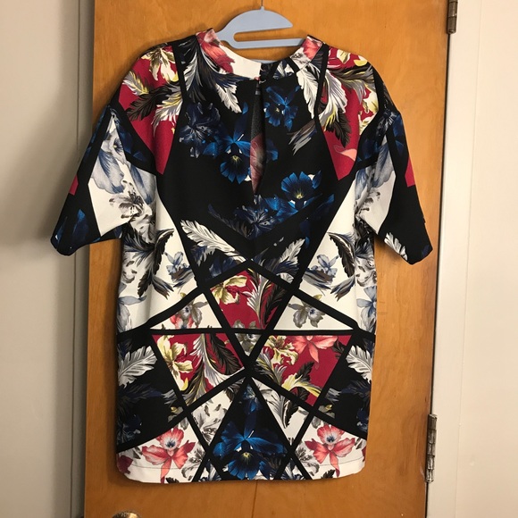 ⛔️ SOLD ⛔️ Floral Geometric Top - Picture 5 of 7