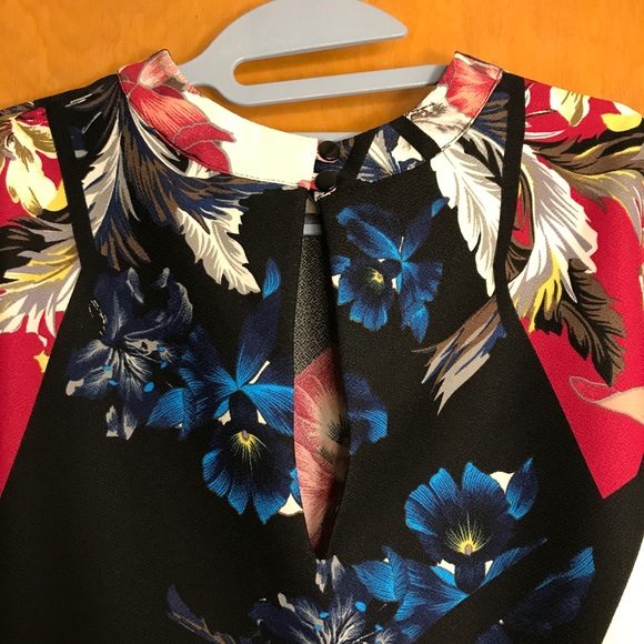 ⛔️ SOLD ⛔️ Floral Geometric Top - Picture 6 of 7