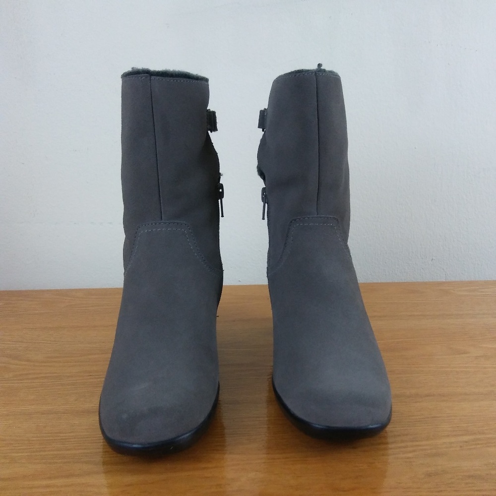 Clarks Bendable leather winter booties sz 6.5M