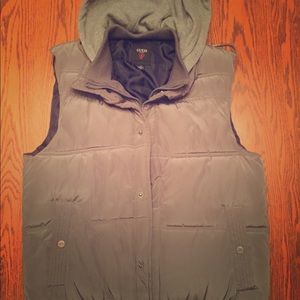 GUESS winter vest. Make an offer! 🖤🖤