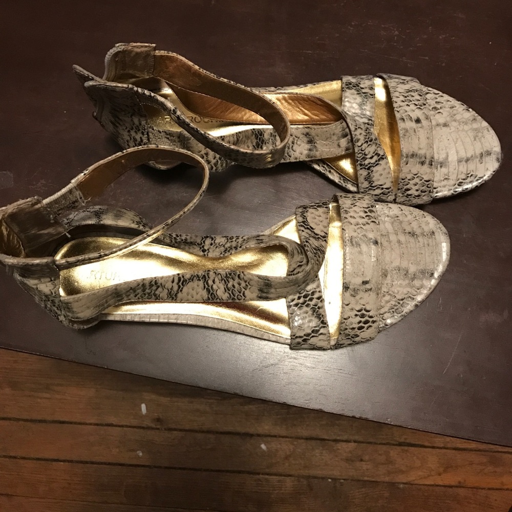 Arturo Chiang sandals