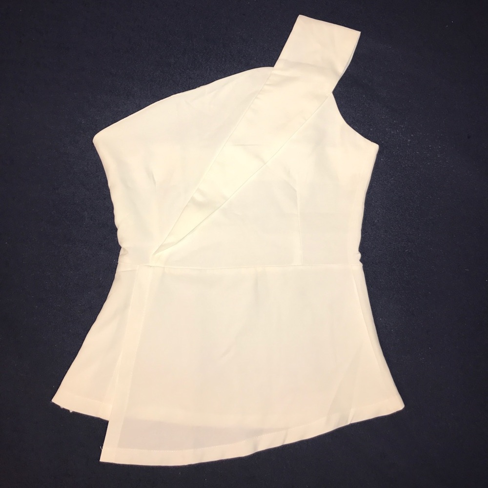 One shoulder cute summer top.🌞