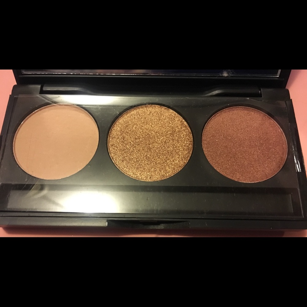 Set of eyeshadow ,eyeliner and brush