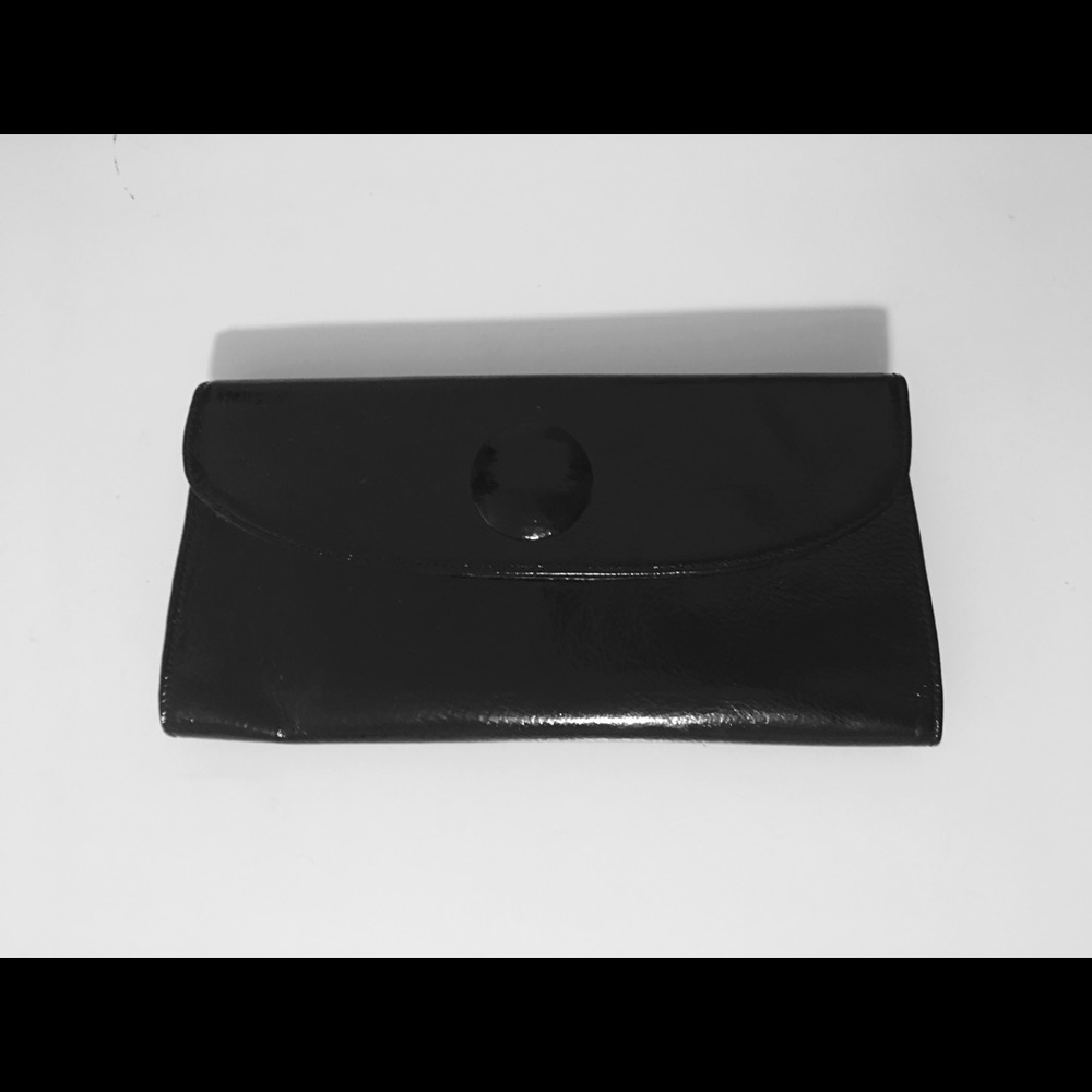 Timeless and elegant black, patent leather clutch.