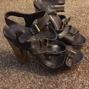 Size 10 gladiator style platform Cathy Jean Size 10 gladiator style platform Cathy Jean