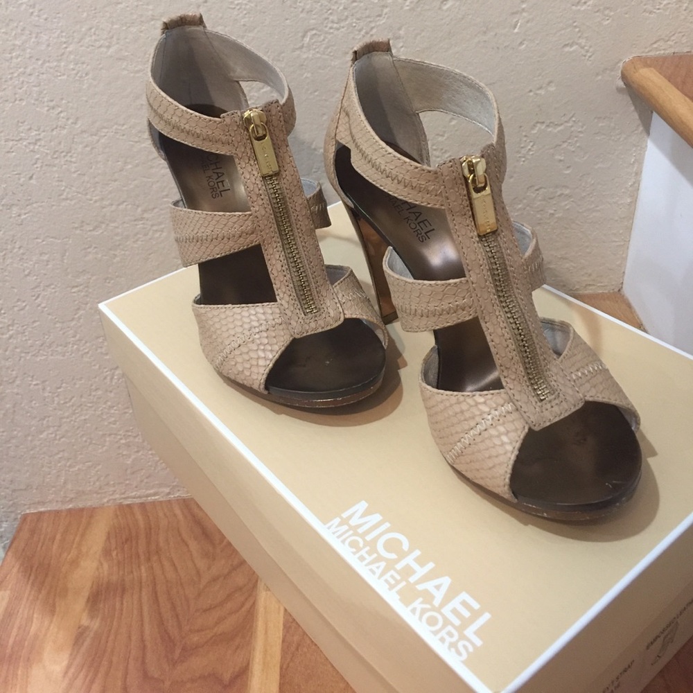 Michael Kors Berkeley T Strap in Nude