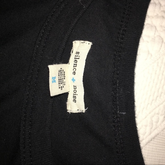 Urban Outfitters "Toutes les Fleurs" Graphic Tee - Picture 3 of 3