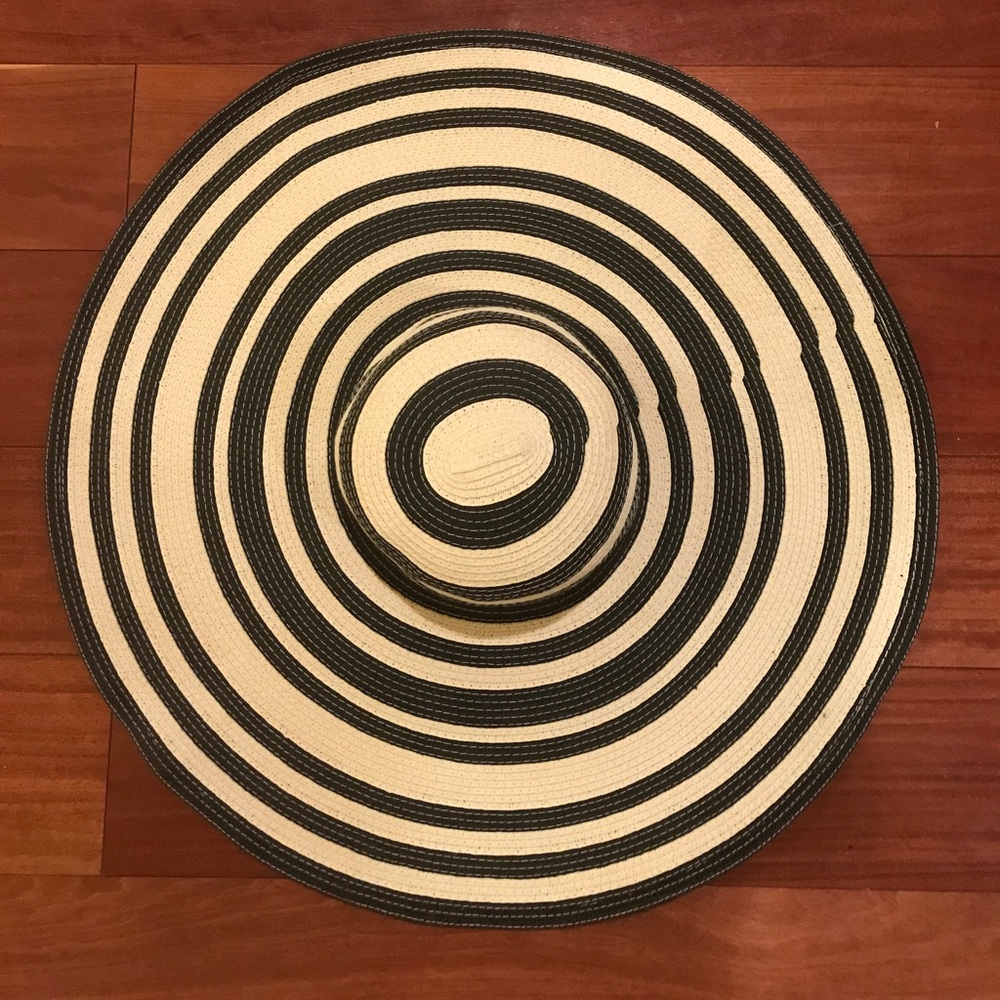 BCBG black and white sun hat