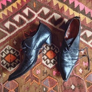 gorgeous !!  low heel pointed oxford