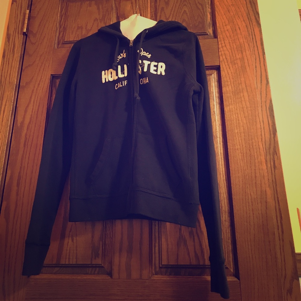 Hollister hoodie no holes comfy soft and warm!