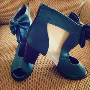 Blue anklet mesh pump