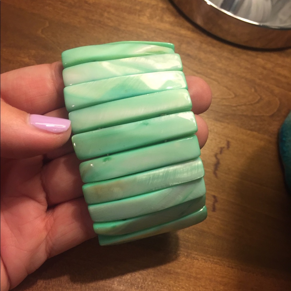 Light Green Shell Stretch Bracelet