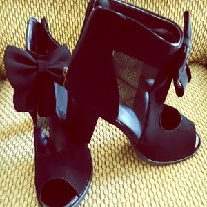 Black anklet mesh pump