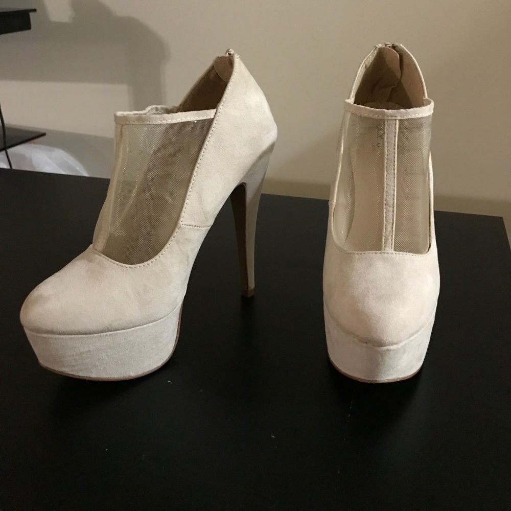 Nude pumps