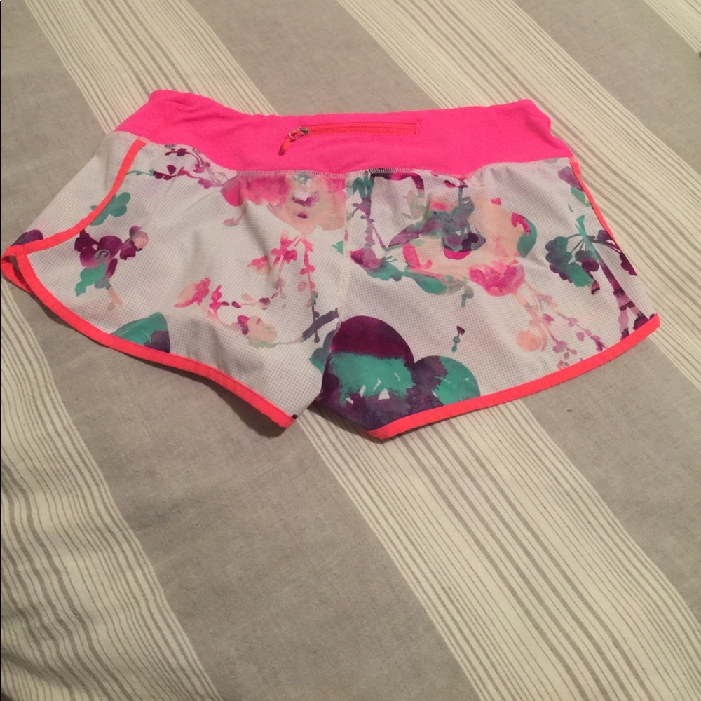 Size 6 worn 2 times Lulu running short