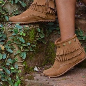 Brown fringed Minnetonka moccasin size 8.5 Brown fringed Minnetonka moccasin size 8.5