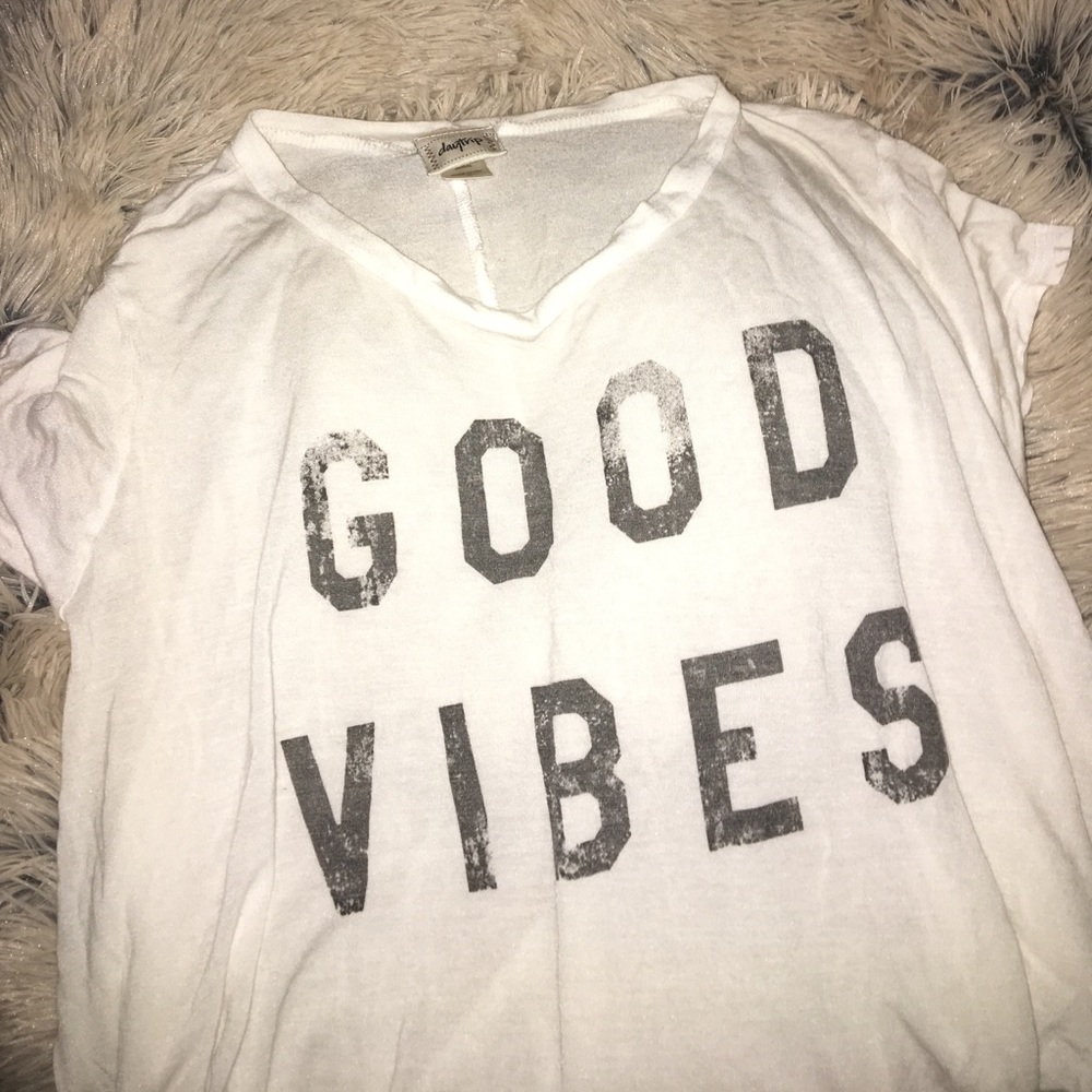 DAYTRIP TEE GOOD VIBES