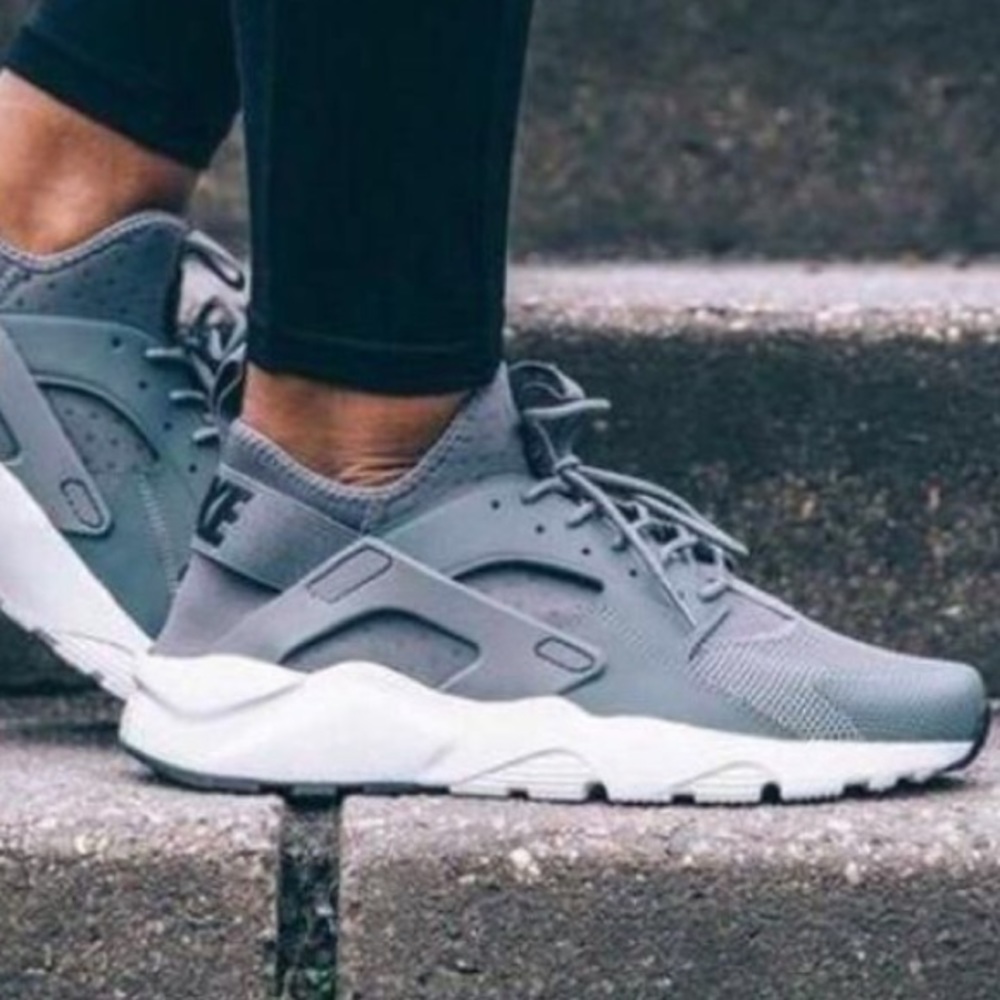 NIKE AIR HUARACHE women's size 5.5 NWB