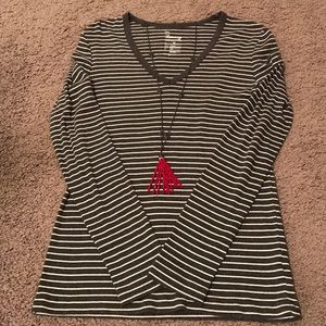 Gap dark grey and white striped V neck LS Size: M