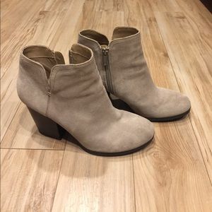 Kenneth Cole Reaction, beige suede ankle boots