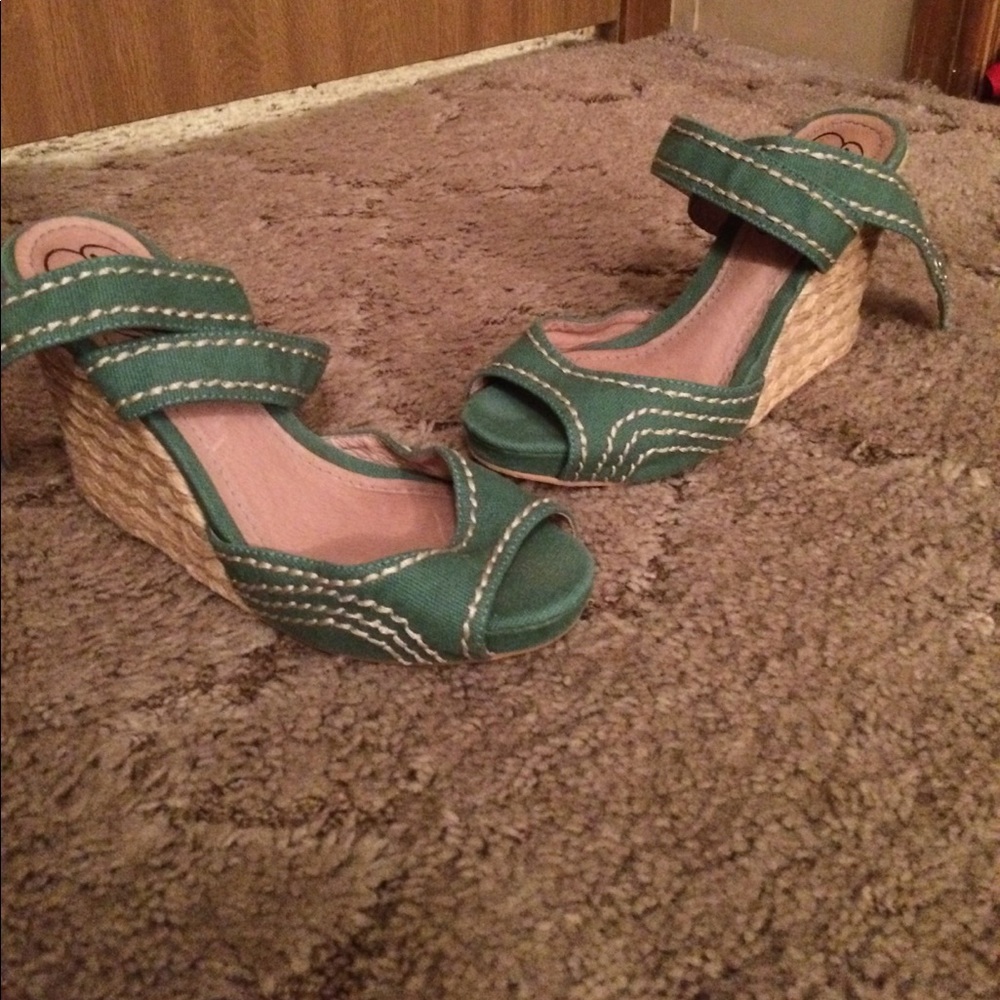 Green wedges with wrap strap
