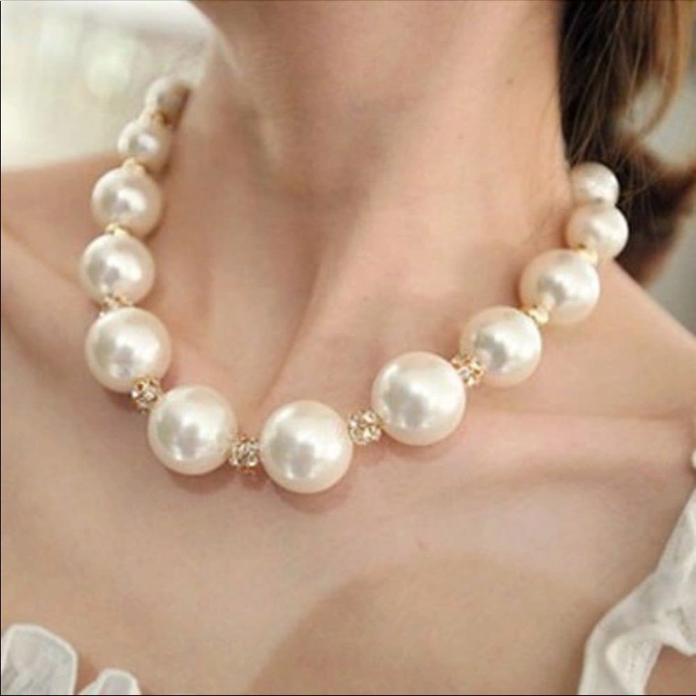 Simulates pearl necklace