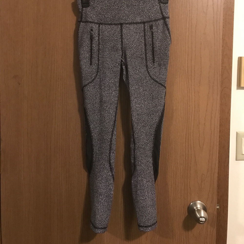 Lululemon Invigorate 7/8 Tight Black/White size 4