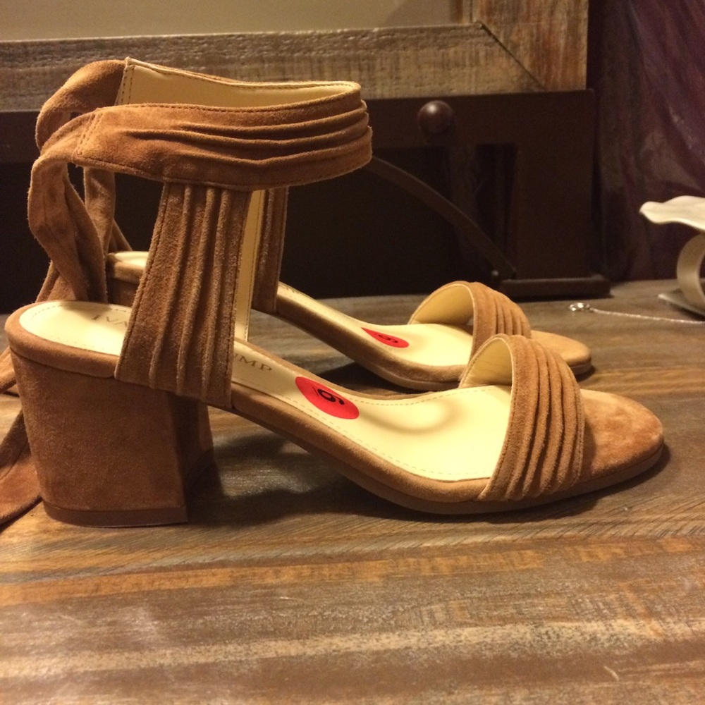 NWOT Tan heels