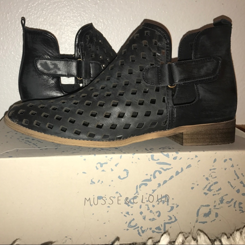 BRAND NEW MUSSE AND CLOUD CALIA BOOTIES