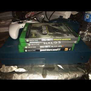 Xbox one + 2 original Xbox controllers + 4 games