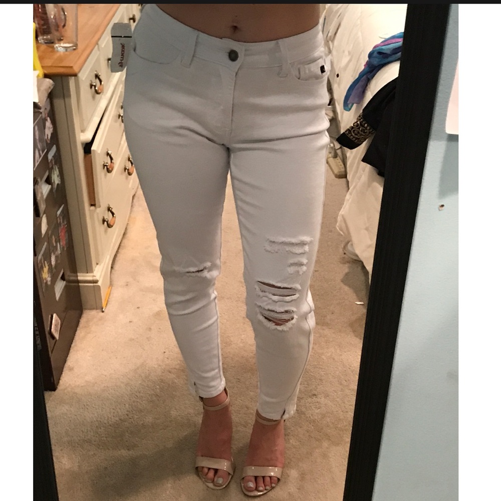 TJ MAXX White Ripped Jeans *NEW W TAGS* 🔥