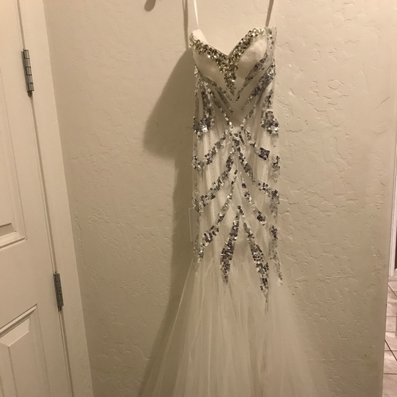 Formal dress - Picture 2 of 5