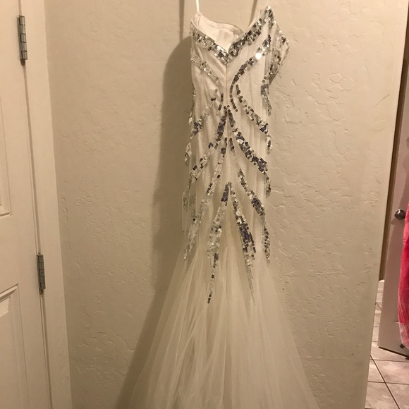 Formal dress - Picture 3 of 5