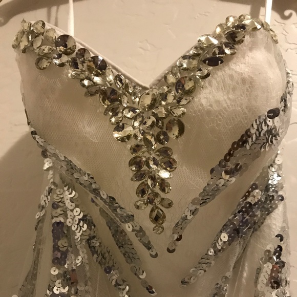 Formal dress - Picture 5 of 5