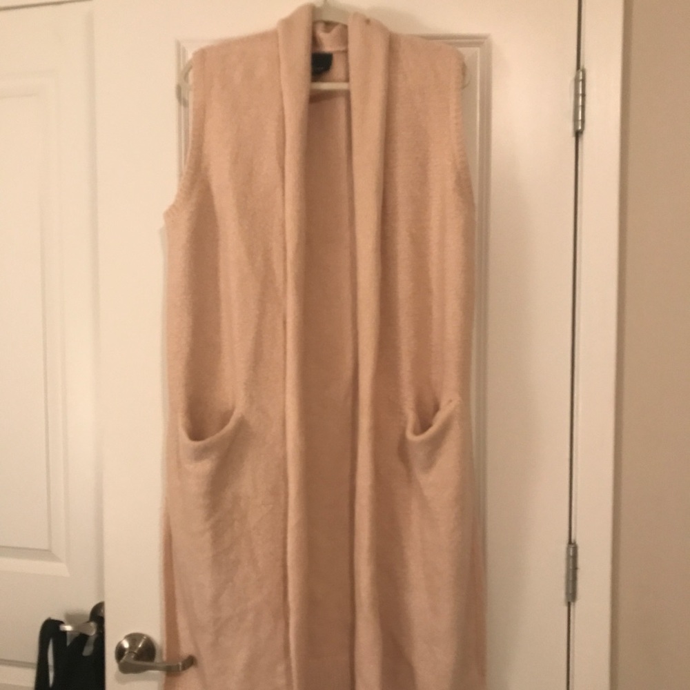 Neverworn cozy sleeveless sweater Perfect for FALL